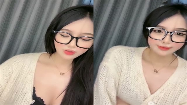 成都19岁极品裸舞女神终极秀！175cm大长腿收费直播最后一弹，激情释放不容错过！ 海报