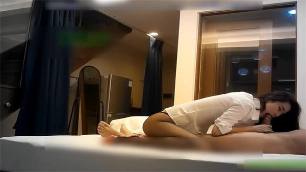 OL黑丝开高潮 开档丝袜大长腿美女令人欲罢不能 海报