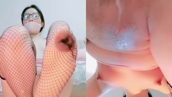 【眼镜肥臀痴女】高跟网袜骚穴全开 假屌猛操无毛嫩穴 淫语挑逗自慰棒抽插 湿臀骑乘榨精实录 海报