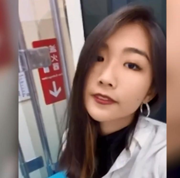 這樣的極品美乳老師有誰不喜歡 海报