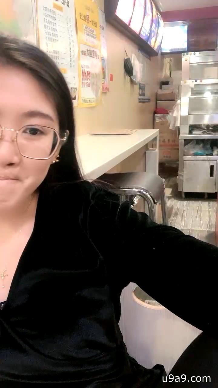 炸鸡店骚老板娘厨房偷欢！狼友远程指挥揉豪乳掰嫩穴，脱裤露逼求围观调教 海报