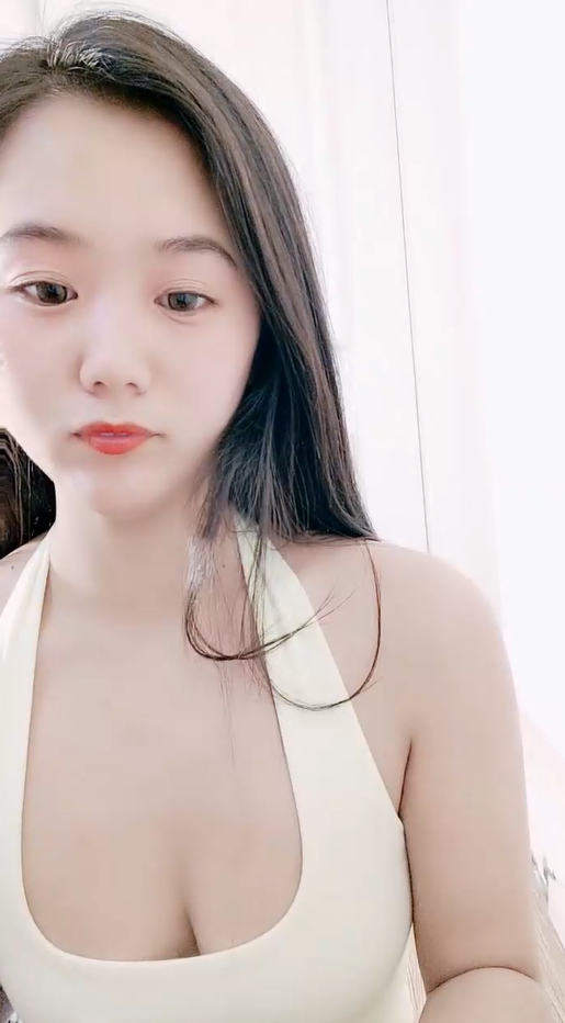 清秀新人妹小背心丁字裤致命诱惑！撩衣揉奶扭腰浪叫，掰开多毛嫩穴拍打特写，紧致小逼任君品尝！ 海报