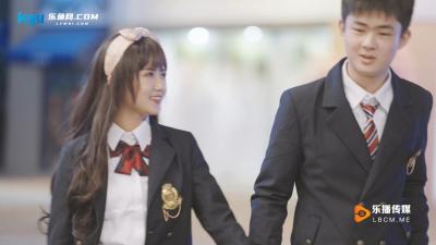 KTV狂欢夜偷拍流出！制服辣妹贴身热舞 包间激战完整版预告 海报