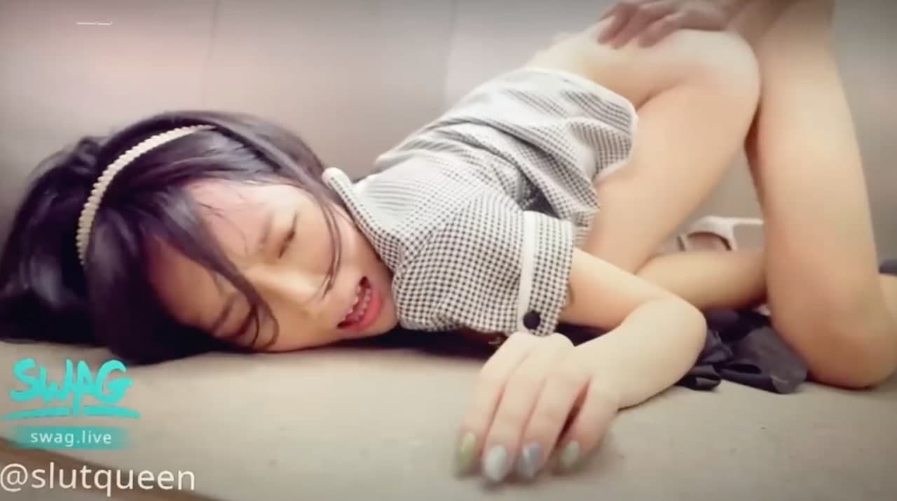 清纯电梯小姐制服诱惑 裙底视角偷拍上班日常 下班后的秘密服务 海报