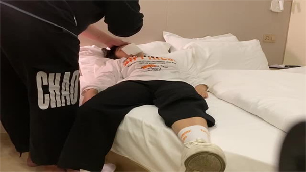 03年美女同事惨遭下药迷奸！办公室内疯狂侵犯实录！ 海报