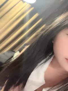 短发10级清纯甜美耐看小美眉，居然敢在空旷的公园里露出大奶子_4 海报