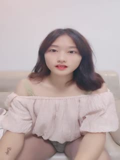 露脸跟狼友发骚互动精彩小秀，刷礼物提要求，看奶子看逼逼掰开看特写... 海报