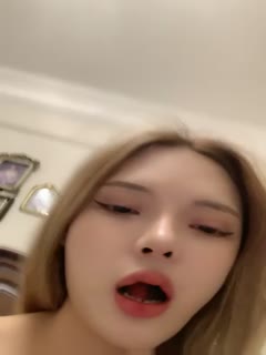 萱萱美女一个人在床上发骚，全程露脸听狼友指挥互动撩骚，脱光了陪狼友嗨_ 海报
