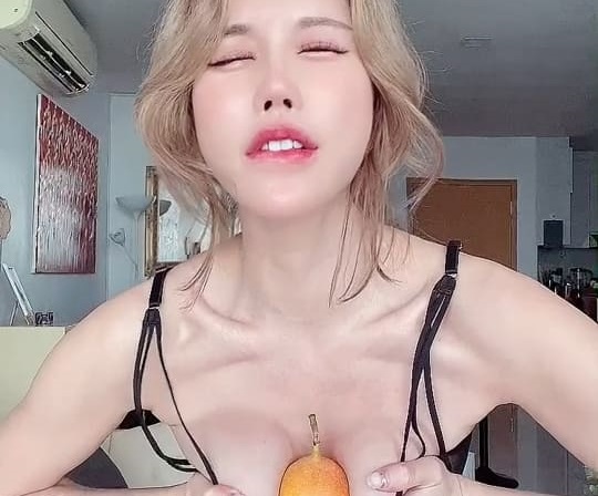 樱桃福利时间到！蜜汁四溢的粉嫩诱惑，真空上阵等你来采撷～ 海报