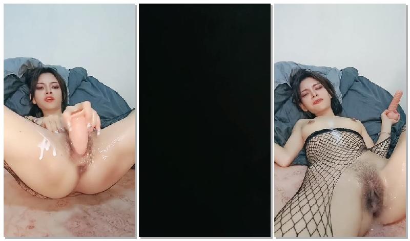 [本土无码中文]能把自己逼逼搞肿的骚女人，全程露脸情趣丝袜诱惑，道具不停搅拌骚穴，搞的骚逼淫水泛滥高潮不止，精彩刺激 海报