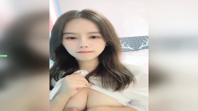 长相甜美气质女神黑色网袜露脸自道具慰特写逼逼 海报