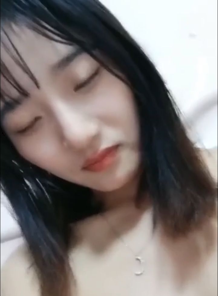❤️❤️良家小女友，甜美性格活泼，细腰丝袜美腿，埋头舔屌，多毛骚逼，第一视角抽插，有点羞涩捂住脸 海报