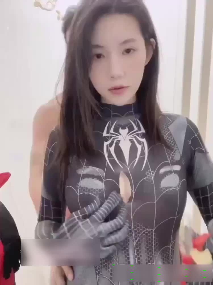 漂亮大奶少妇 穿着蜘蛛侠服 在家被帅气强壮性感无套猛怼 奶子哗哗 爽叫不停真能叫 最后拔吊颜射 海报