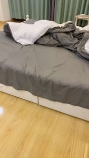 刺激战场，露脸颜值不错的小姐姐躺在床上让小哥们轮着玩 海报