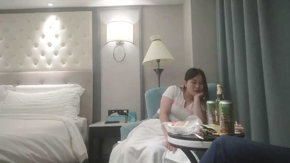 儿子的幼师老师被家长灌醉在酒店里迷奸! 海报
